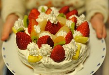 イチゴやキウイなど、たくさんのフルーツがのった誕生日ケーキの写真