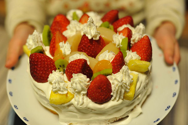 フリー素材 イチゴやキウイなど たくさんのフルーツがのった誕生日ケーキの写真