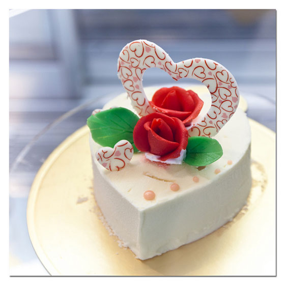 バレンタインケーキの写真。バラの花やハートのデコレーションがかわいい雰囲気
