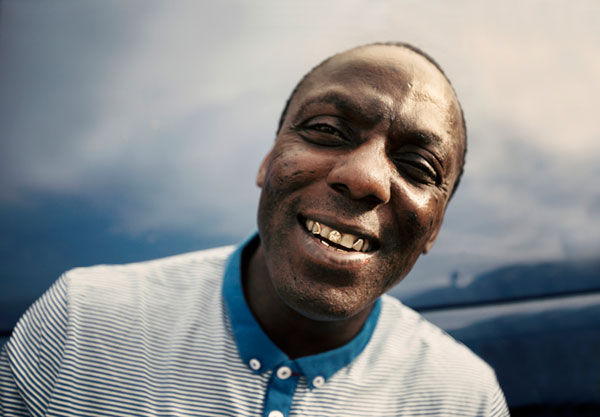 黒人男性のポートレート写真素材。優しい笑顔が柔らかい雰囲気