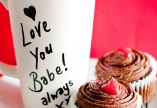 バレンタインデーをテーマにしたカップケーキとコーヒーの写真