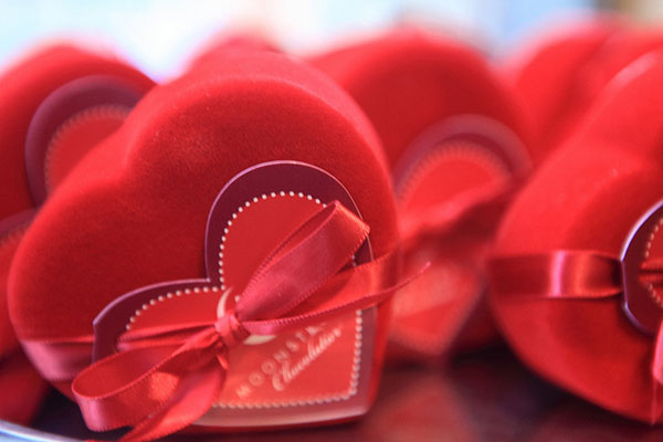 リボンのついたハート型ケースの写真。綺麗な赤がバレンタインデーにぴったり