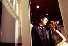新郎新婦を窓越しに撮影したロマンチックな写真。ブライダル系のデザインに。