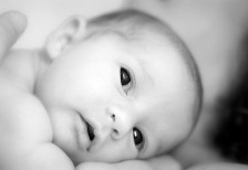 赤ちゃんの顔をアップで撮影した写真。コントラストのクッキリしたモノクロ調。