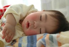 すやすや眠る日本人の赤ちゃんの写真素材。安心した寝顔がかわいい一枚。