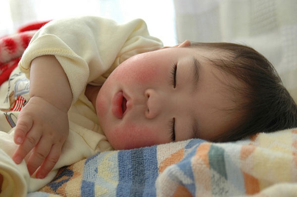 すやすや眠る日本人の赤ちゃんの写真素材。安心した寝顔がかわいい一枚。