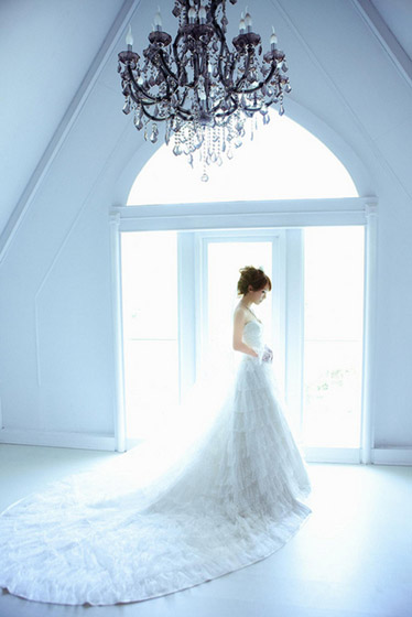 フリー素材 ウェディングドレスを着た花嫁さんをチャペルの中で撮影した写真素材