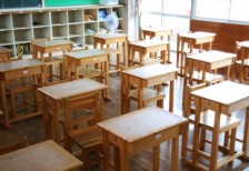学校の教室を撮影した写真素材。木製の机がレトロで懐かしい雰囲気。