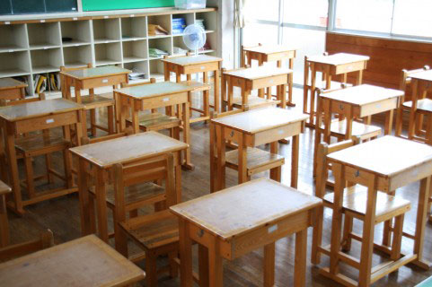 無料素材 学校の教室を撮影した写真素材 木製の机がレトロで懐かしい雰囲気