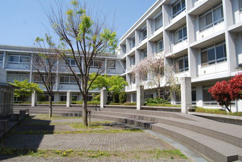 フリー素材 高校の校舎を撮影した写真素材 澄み切った青空と白い校舎が爽やかな雰囲気