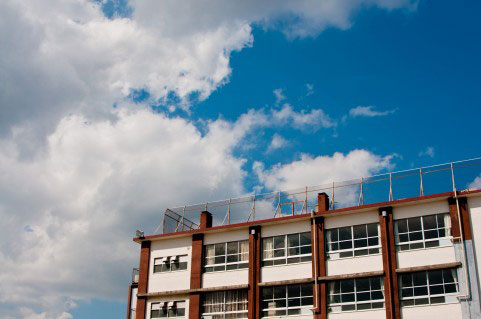 学校の校舎と空を撮影した写真素材。空を大きく切り取った構図。