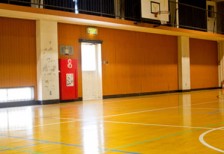 学校の体育館の中でバクケットボールとゴールを撮影した写真素材