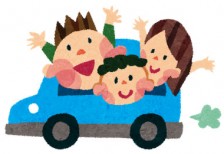 青い車で家族旅行するゴールデンウィークを描いたかわいいイラスト