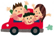 車でドライブする家族を描いたイラスト。お父さん・お母さん・子供の楽しそうなデザイン。