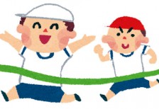 運動会の徒競走をする2人の男の子のイラスト。嬉しそうにゴールテープを切るかわいいデザイン。