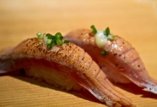 炙りサーモンのお寿司をアップで撮影したフリー写真