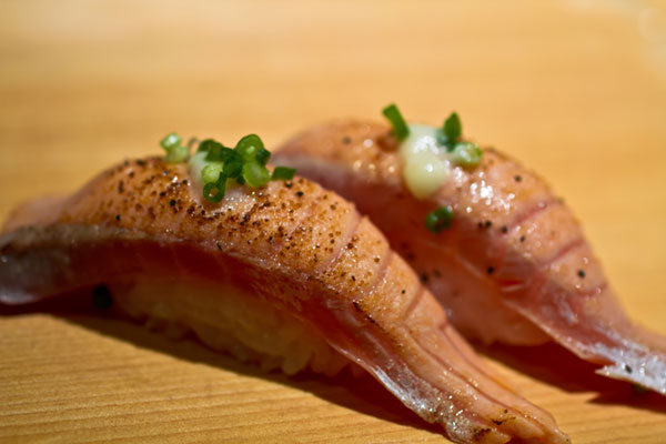 炙りサーモンのお寿司をアップで撮影したフリー写真