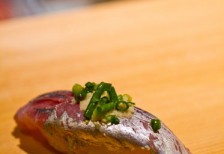 鯵のにぎり寿司を撮影したフリー写真素材。新鮮で美味しそうな一枚。