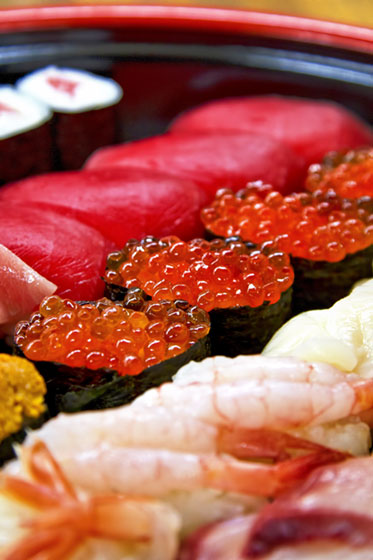 お寿司をアップで撮影したフリー写真素材。イクラ・マグロ・海老など。