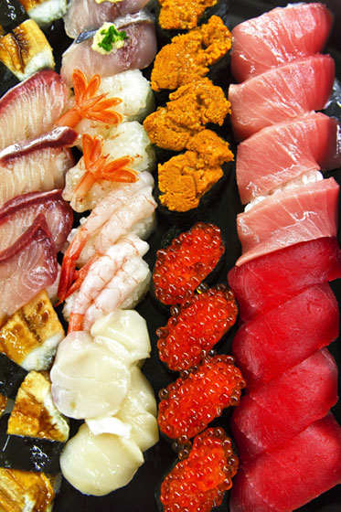 お寿司の詰め合わせを撮影した写真素材。マグロにトロにイクラなど。