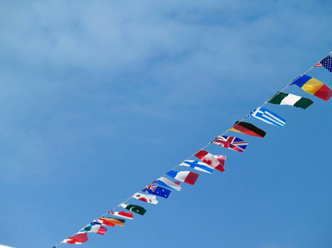 空と万国旗を撮影したフリー写真素材。運動会などのデザインに。