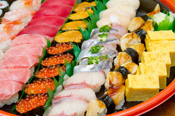 お寿司の詰め合わせを撮影したフリー写真素材。トロやホタテに玉子など。