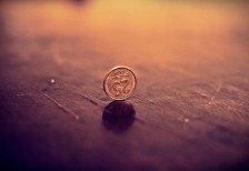 机の上に立てた1セント硬貨を撮影したクールなフリー写真
