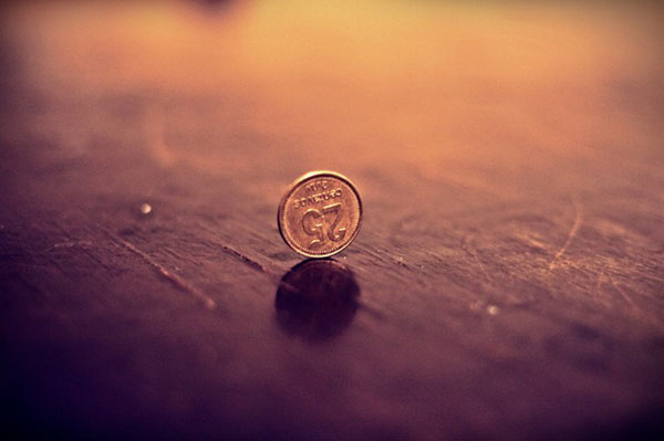 フリー素材 机の上に立てた1セント硬貨を撮影したクールなフリー写真