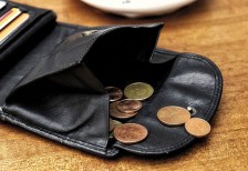 財布とコインを撮影したフリー写真。お金、経済、ビジネスなどに。