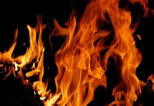 轟々と燃え盛る炎を撮影したフリーテクスチャー。使いやすい黒背景。