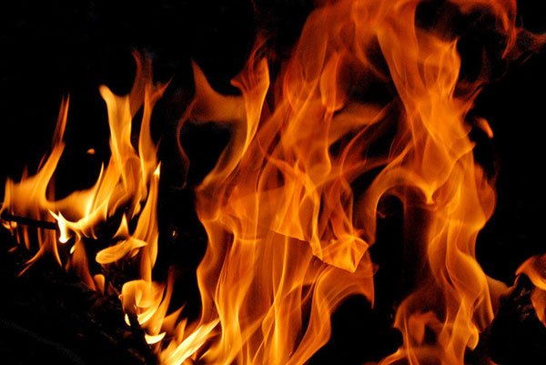 轟々と燃え盛る炎を撮影したフリー写真。使いやすい黒背景。