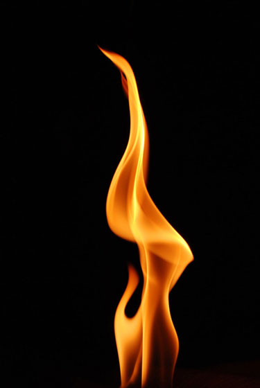立ち上る炎をクッキリと撮影した使いやすそうなフリー写真素材