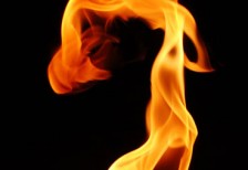 ふわっと渦を巻くように燃える炎を撮影したフリー写真素材