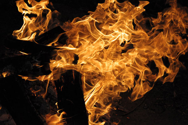 激しく燃える炎を撮影した高解像度なフリー写真素材
