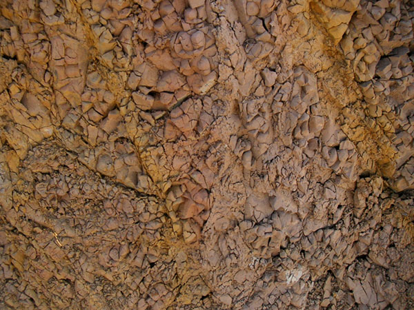 ボコボコと隆起した土の表面を撮影した写真のテクスチャー画像。強調された立体感がクール。