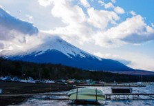 山中湖から見える富士山を撮影した綺麗な写真素材