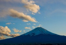 青空と雲と富士山を撮影した写真素材。青い色調が透明感があって綺麗。