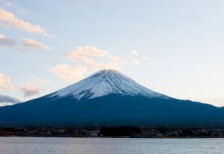湖と富士山を撮影した写真素材。空の余白がのびのびとした気持ちの良い構図。