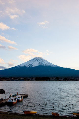 湖と富士山を撮影した写真素材。空の余白がのびのびとした気持ちの良い構図。