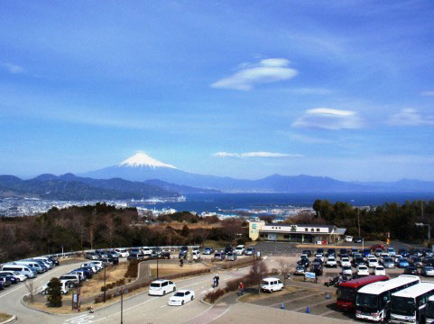 富士山の見える駐車場を撮影した写真素材。広々とした爽やかな風景。
