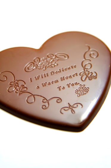 ハート型のチョコレートをアップで撮影した写真素材。バレンタインデーのデザインに。