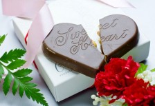 割れたハート型のチョコレートの写真素材。失恋してしまったバレンタインデーに。