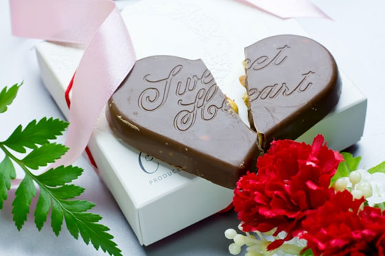 割れたハート型のチョコレートの写真素材。失恋してしまったバレンタインデーに。