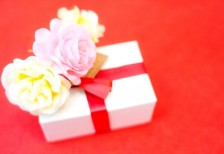 花とプレゼントの箱を撮影した写真。鮮やかな赤がとっても綺麗。