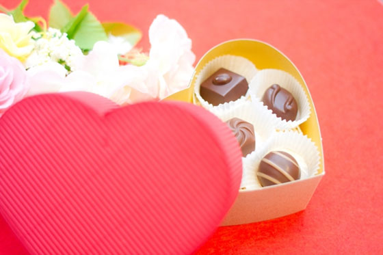 ハートの器に入ったチョコレートを撮影した写真素材。バレンタインデーのデザインに。