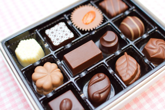 箱に入ったチョコレートを撮影したフリー写真素材