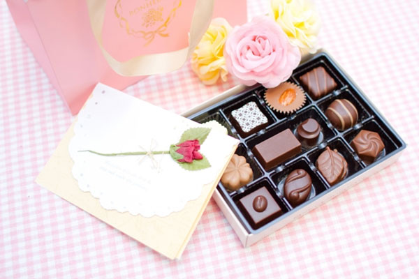バレンタインデーのチョコレートと手紙を撮影した可愛いフリー写真素材