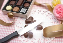 バレンタインが失敗してハートのチョコレートを壊しているところを撮影したフリー写真素材