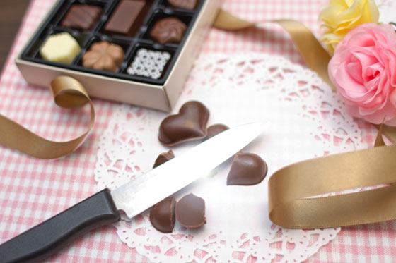 バレンタインが失敗してハートのチョコレートを壊しているところを撮影したフリー写真素材
