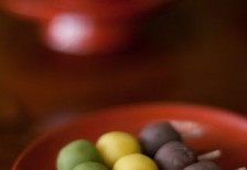 愛媛県松山市の銘菓、坊っちゃん団子の写真素材。三色のお団子と柔らかいボケ感が綺麗
